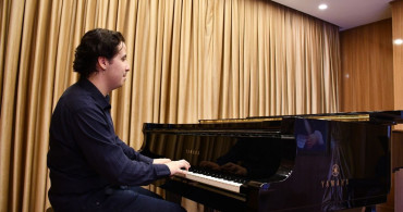 Görme Engelli Konservatuvar Öğrencisi Ekrem Özcan Yılmaz'ın Hedefi: Piyano ile Dünyaya Açılmak