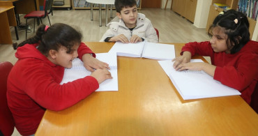 Görme Engelli Öğrencilerin Yüzlerindeki Gülümseme: Braille ile Yazdıkları Eserler
