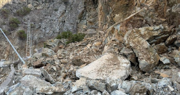 Gümüşhane-Giresun Kara Yolu Heyelan Nedeniyle Kapandı