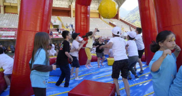 Gümüşhane'de çocuklar spor şenliğinde eğlenceli vakit geçirdi