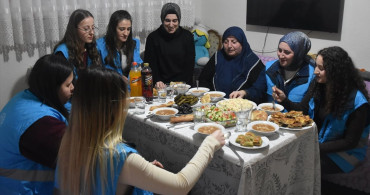 Gümüşhane'de Öğrenciler Ramazan'da Yaşlıları Yalnız Bırakmıyor