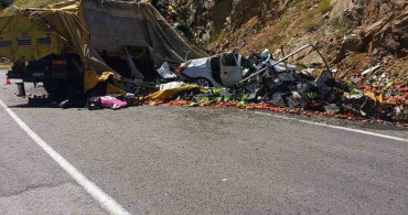 Gümüşhane’de sebze yüklü kamyon otomobile arkadan çarptı: 4 yaralı
