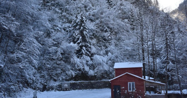 Gümüşhane'deki Çağlayandibi Şelalesi Tabiat Parkı Beyaz Gelinliğiyle Büyülüyor