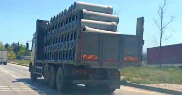 Güvenlik Önlemi Yok: Beton Borular Taşınırken Tehlike Oluşturdu
