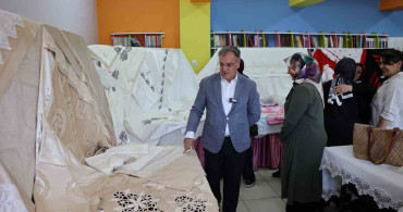 Hacılar'da Yılsonu Sergisi Ziyareti: Başkan Özdoğan Eserleri İnceledi