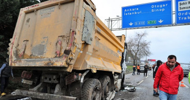 Hafriyat Kamyonu Devrildi, Ordu-Samsun Yolunda Ulaşım Aksadı