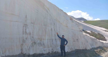 Hakkari Berçelan Yaylası'nda Yaz Mevsiminde Kar Yığınları