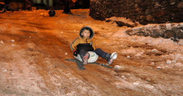 Hakkari Çukurca'da Çocuklar Kar Eğlencesi Yaşadı
