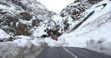 Hakkari-Van Kara Yolunda Çığ Temizlendi