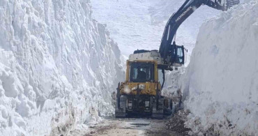 Hakkari'de 6 Metreyi Aşan Karla Mücadele