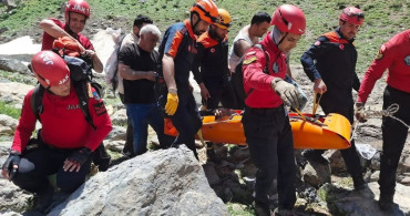 Hakkâri'de ayağı kırılan vatandaşı askeri helikopter kurtardı