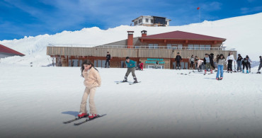 Hakkari’de bahar aylarında da kayak keyfi sürüyor