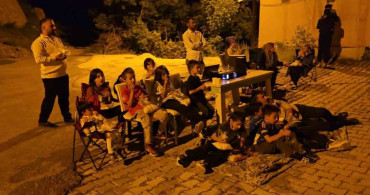 Hakkari'de dev ekranda sinema keyfi