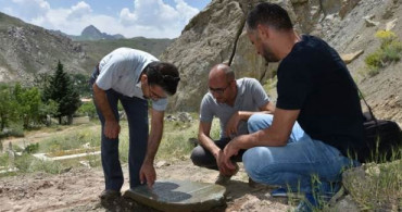 Hakkari'de Farsça ve Arapça Yazılı Mezar Taşları Bulundu