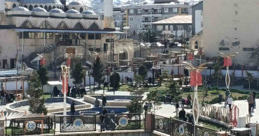 Hakkari'de Güneşli Hava Parklara Akın Ettirdi
