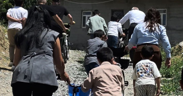 Hakkari'de ilkokul öğrencilerine bisiklet hediye edildi