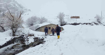 Hakkari'de Kar Altında Su Deposu Denetimi