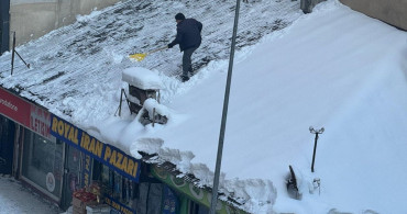 Hakkari'de Kar Temizleme Çalışmaları Devam Ediyor
