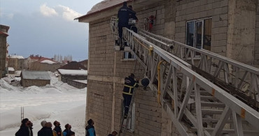 Hakkari'de Kar Temizlerken Çatıda Asılı Kaldı