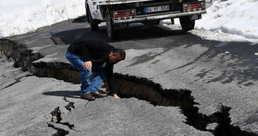 Hakkari'de Kar ve Sağanak Nedeniyle Yol Çöktü