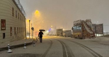 Hakkari'de Kar Yağışı 72 Yerleşimin Ulaşımını Kesintiye Uğrattı