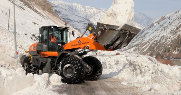 Hakkari’de Karayolları Ekiplerinden Çığ ile Mücadele
