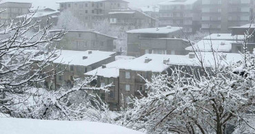 Hakkari'de Karla Karışık Yağmur Etkisini Gösteriyor