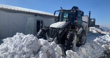 Hakkari'de Karla Mücadele: Üs Bölgesinin Yolu Yeniden Ulaşımda