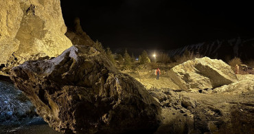 Hakkari'de Kaya Parçaları Yolu Kapattı