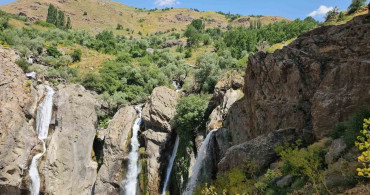 Hakkari'de marînüs şelalesi doğaseverleri büyülüyor