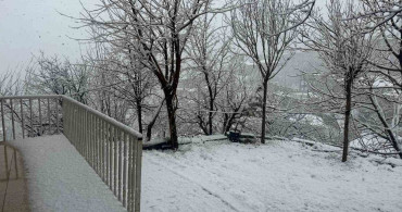 Hakkari'de Nisan Ayında Kar Yağışı