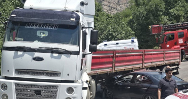 Hakkâri'de otomobil tıra çarptı: 1 yaralı