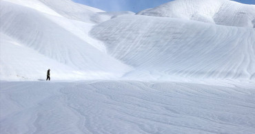 Hakkari'de Rüzgarla Oluşan Kar Dalgaları Doğaseverleri Büyülüyor