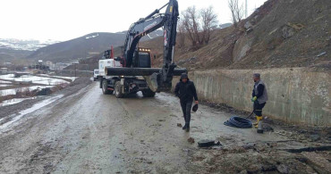 Hakkari'de Toprak Kayması Su Hattını Vurdu