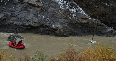 Hakkari'de Uçurumdan Düşen Pikaptaki 4 Kişi Kurtarıldı