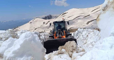 Hakkari’de Yaz Ortasında Karla Mücadele Çalışmaları