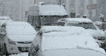 Hakkari'de Yoğun Kar Yağışı 60 Yerleşim Yerinin Yolunu Kapatmıştır