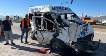 Hakkari'de yolcu minibüsü ile kamyonun çarpıştığı kazada ölü sayısı 3'e yükseldi