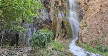 Hakkâri'deki Ava Ore şelalesi her mevsim ziyaretçileri mest ediyor