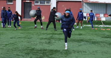 Hakkarigücü Kadın Futbol Takımı'nın Afrikalı Oyuncuları Soğuk Havaya Alışıyor