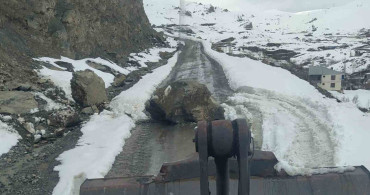 Hakkari'nin Yeni Mahalle Yolunda Kaya Temizliği