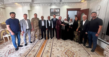 Hakkari'nin Yüksekova ilçesinde bir kaymakam halkın içinde