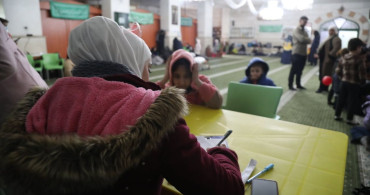 Halep'te Aileler Geçici Barınma Alanlarına Sığındı