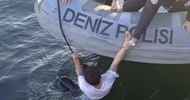 Haliç'te korku dolu anlar! Deniz polisi imdadına yetişti, arkadaşları bu kadarı da olmaz dedirtti