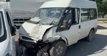 Hamile eşini hastaneye götüren sürücü kaza yaptı: 3 yaralı