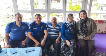 Hatay polisi, şehit ailelerine Babalar Günü ziyareti gerçekleştirdi