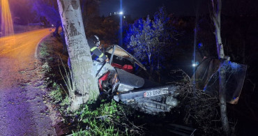 Hatay'da Ağaca Çarpan Otomobilde Sürücü Yaralandı