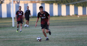 Hatay'da Baba ve Oğul Futbol Takımında Heyecanı Paylaşıyor
