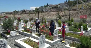 Hatay’da Deprem Mezarlığında Hüzünlü Arefe Ziyareti