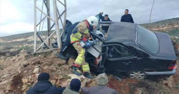 Hatay'da Elektrik Direğine Çarpan Otomobilin Sürücüsü Hayatını Kaybetti